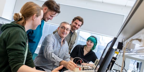 Students and demonstrator in Physics UG lab