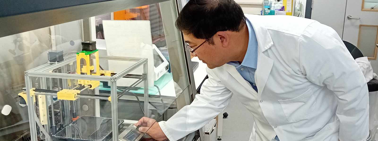 Professor Will Shu working on the study